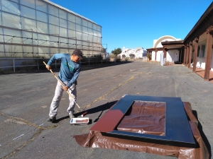 Kai painting the airlock pressure plate at SAM, Biosphere 2